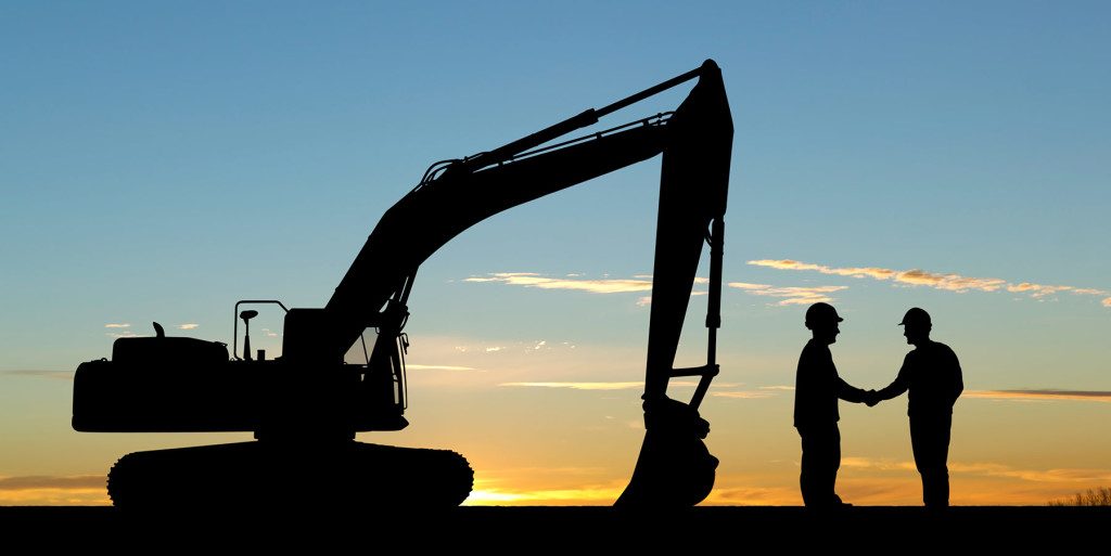 Larger Excavator, Men shaking hands at job site, Cresco Heavy Rents, Gold Standard Service the Cresco Way