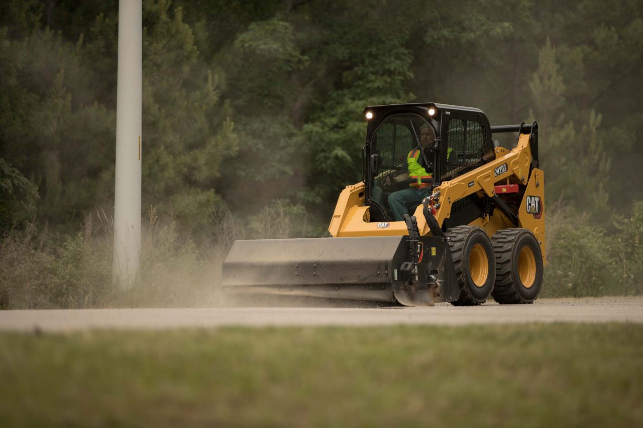Cat® Utility Broom Operating Tips
